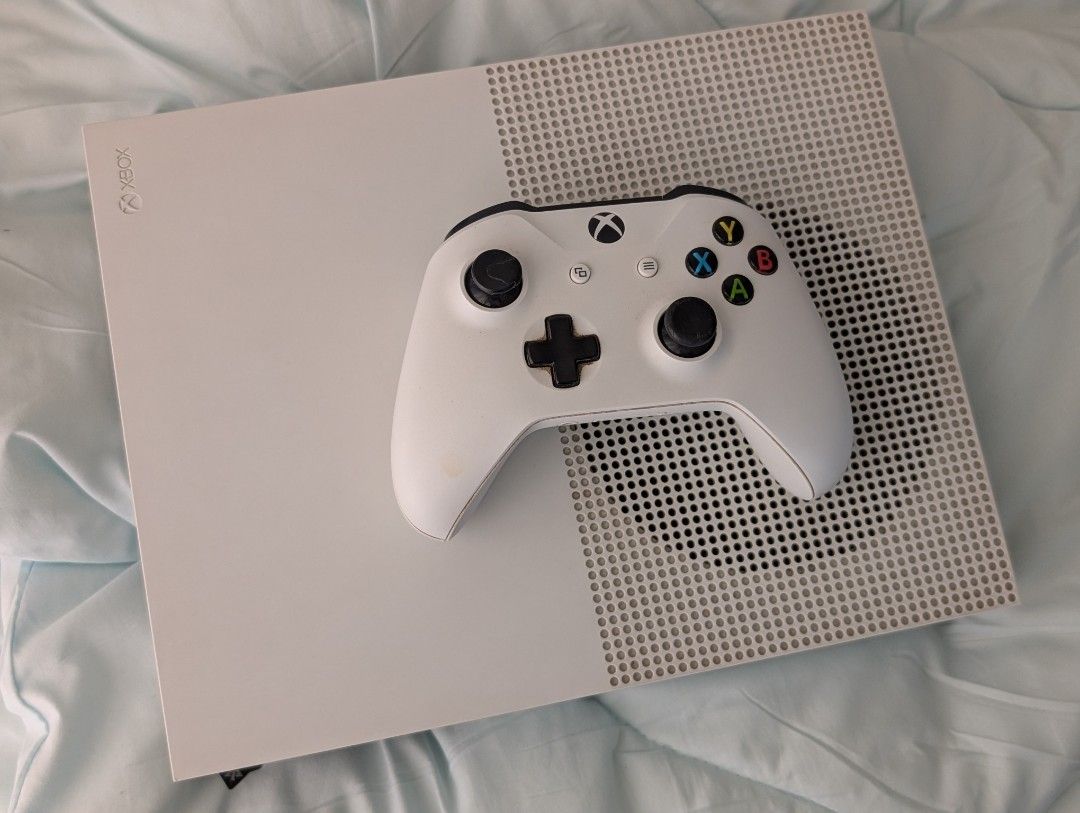 Xbox One S Console (Category: Xbox) located in Pasig City. Submitted by eldiyu (Listing ID 1464572260, Image 2). Description: - White Xbox One S 500gb - working, no issues - with 1 controller - RFS: Not being used.