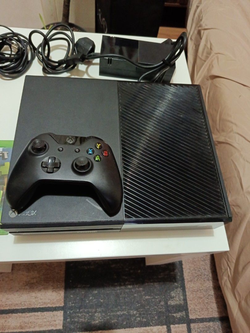 xbox one with controller and game (Category: Xbox) located in Muntinlupa City. Submitted by markkeub (Listing ID 1464783998, Image 2). Description: xbox one cables controller game pick up alabang send sameday lalamove or grab send full off phillipines with flash express.
