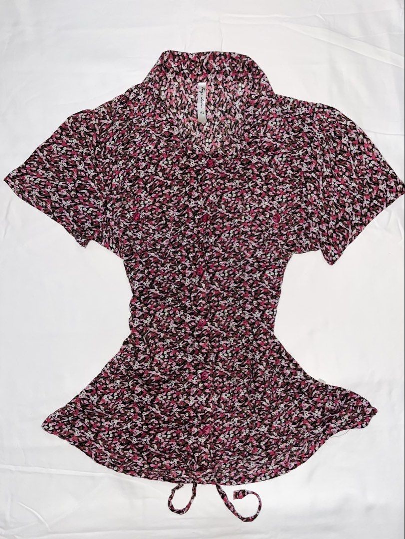 y2k floral top (Category: Blouses) located in Manila. Submitted by iris_001 (Listing ID 1464926249, Image 1). Description: fs: y2k floral top (˶˃ ᵕ ˂˶) size: s-m mine: 120 steal: 150 lock: 250.