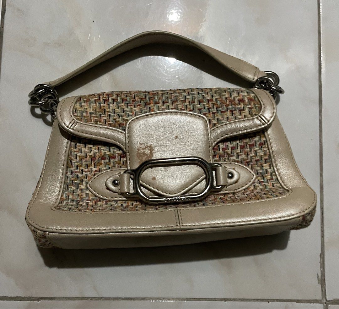 y2k mini shoulder bag (Category: Shoulder Bags) located in Paniqui. Submitted by chewwi (Listing ID 1464883559, Image 1). Description: issue: may stain sa harap (check pics) preloved ^^ .