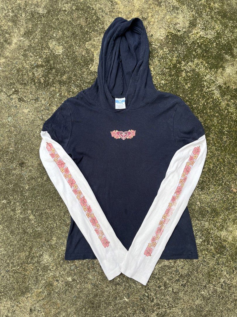 Y2K Roxy Hoodie w Sleeve (Category: Coats, Jackets and Outerwear) located in Las Pinas. Submitted by mysticstone_806e38 (Listing ID 1464895894, Image 1). Description: Fade sleeve, Crack print(see photo) Small 16x21.