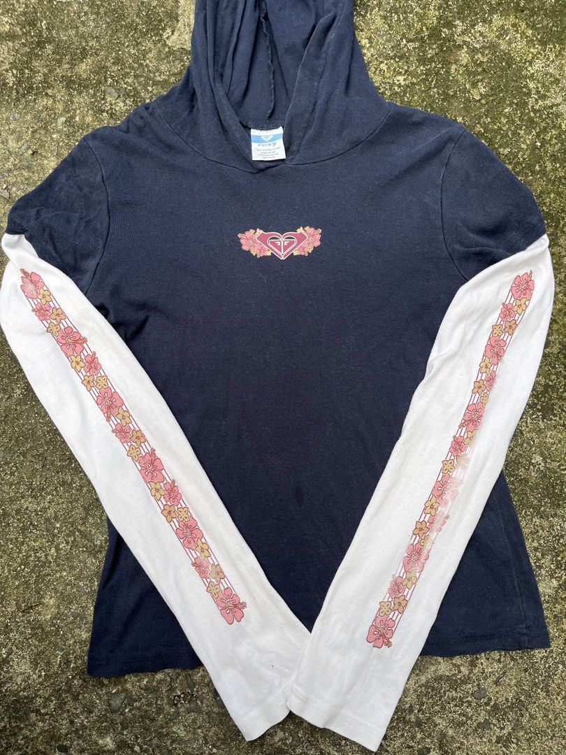 Y2K Roxy Hoodie w Sleeve (Category: Coats, Jackets and Outerwear) located in Las Pinas. Submitted by mysticstone_806e38 (Listing ID 1464895894, Image 2). Description: Fade sleeve, Crack print(see photo) Small 16x21.