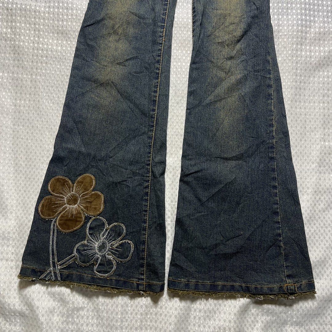 Y2K-style vintage flare (Category: Jeans) located in Lianga. Submitted by fritzie.mae.l (Listing ID 1464887609, Image 2). Description: 🔮Y2K-style vintage flare Waistline:28 Length:40 Thigh:9 mine:349 steal: +50 increment lock:700(au).