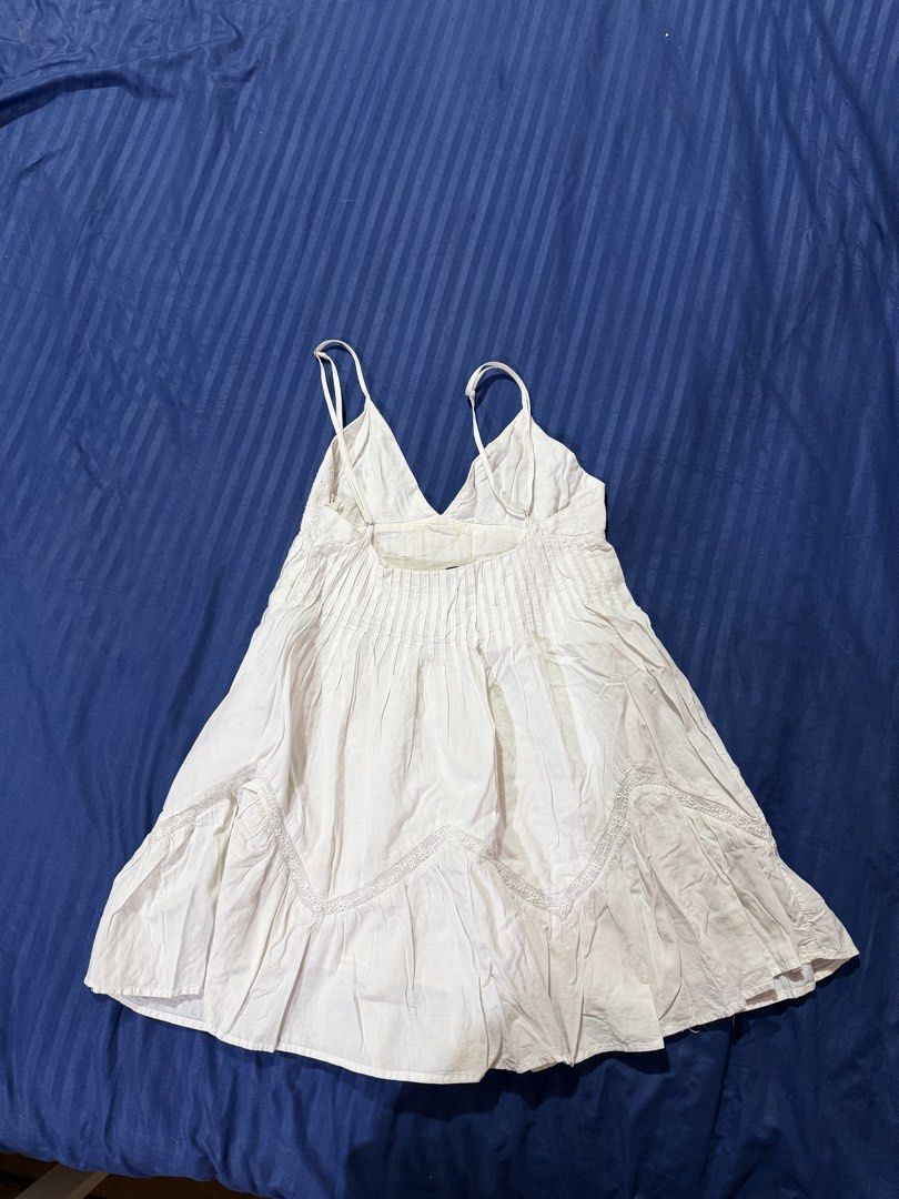 Zara Mini Dress (Category: Dresses) located in Las Pinas. Submitted by bloomwithjoyph (Listing ID 1464873245, Image 2). Description: Zara White mini dress Xs on tag, well used With inner lining With faint yellow see pics needs wash Used as beach dress 13 bust, 22 length.