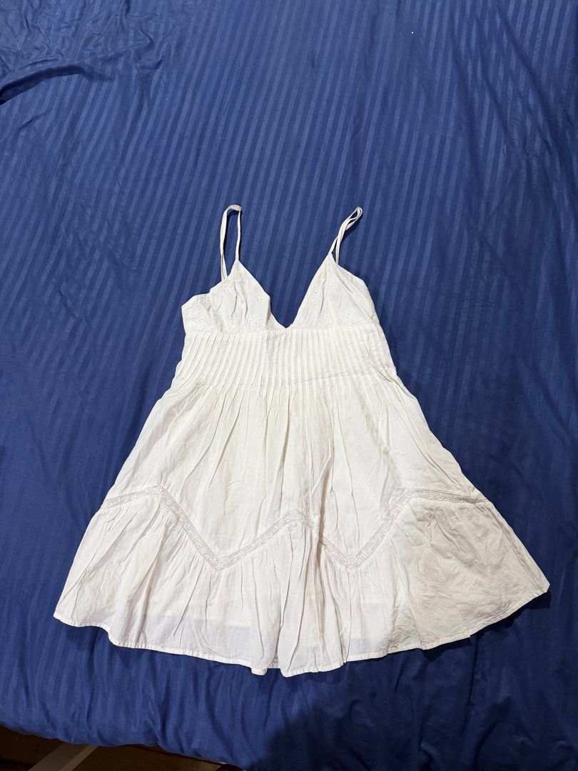Zara Mini Dress (Category: Dresses) located in Las Pinas. Submitted by bloomwithjoyph (Listing ID 1464873245, Image 1). Description: Zara White mini dress Xs on tag, well used With inner lining With faint yellow see pics needs wash Used as beach dress 13 bust, 22 length.