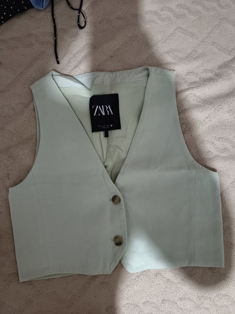 Zara Mint Green Button-Up Vest (Category: Sleeveless) located in San Pablo. Submitted by herlyn31 (Listing ID 1464775306, Image 1). Description: - Brand: Zara - Color: Mint green - Style: V-neck, sleeveless, tailored fit, cropped length - Details: Two front tortoise-shell buttons, clean inner lining - Condition: Like new, worn only a couple of times.