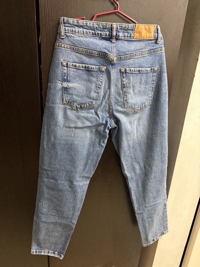 Zara Mom Jeans (Category: Jeans) located in Manila. Submitted by kloseta_manila (Listing ID 1464923690, Image 3). Description: Waist: 26 inches Length: 37 inches Material is high quality and not stretchy .