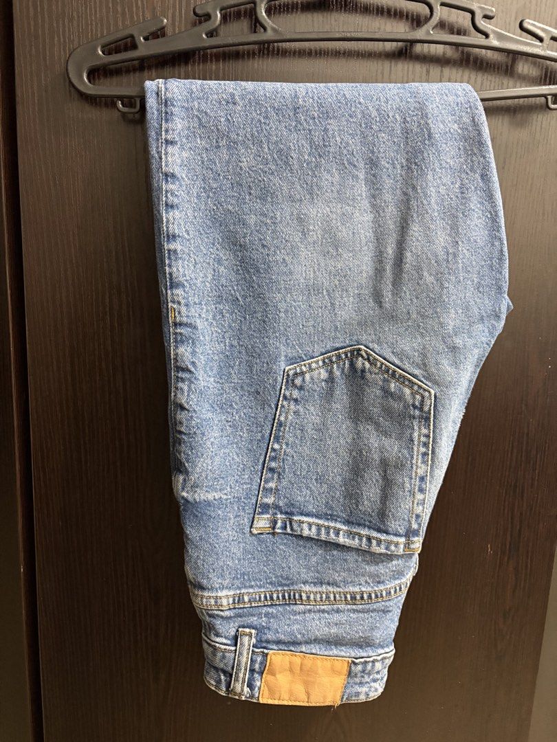 Zara Mom Jeans (Category: Jeans) located in Manila. Submitted by kloseta_manila (Listing ID 1464923690, Image 1). Description: Waist: 26 inches Length: 37 inches Material is high quality and not stretchy .
