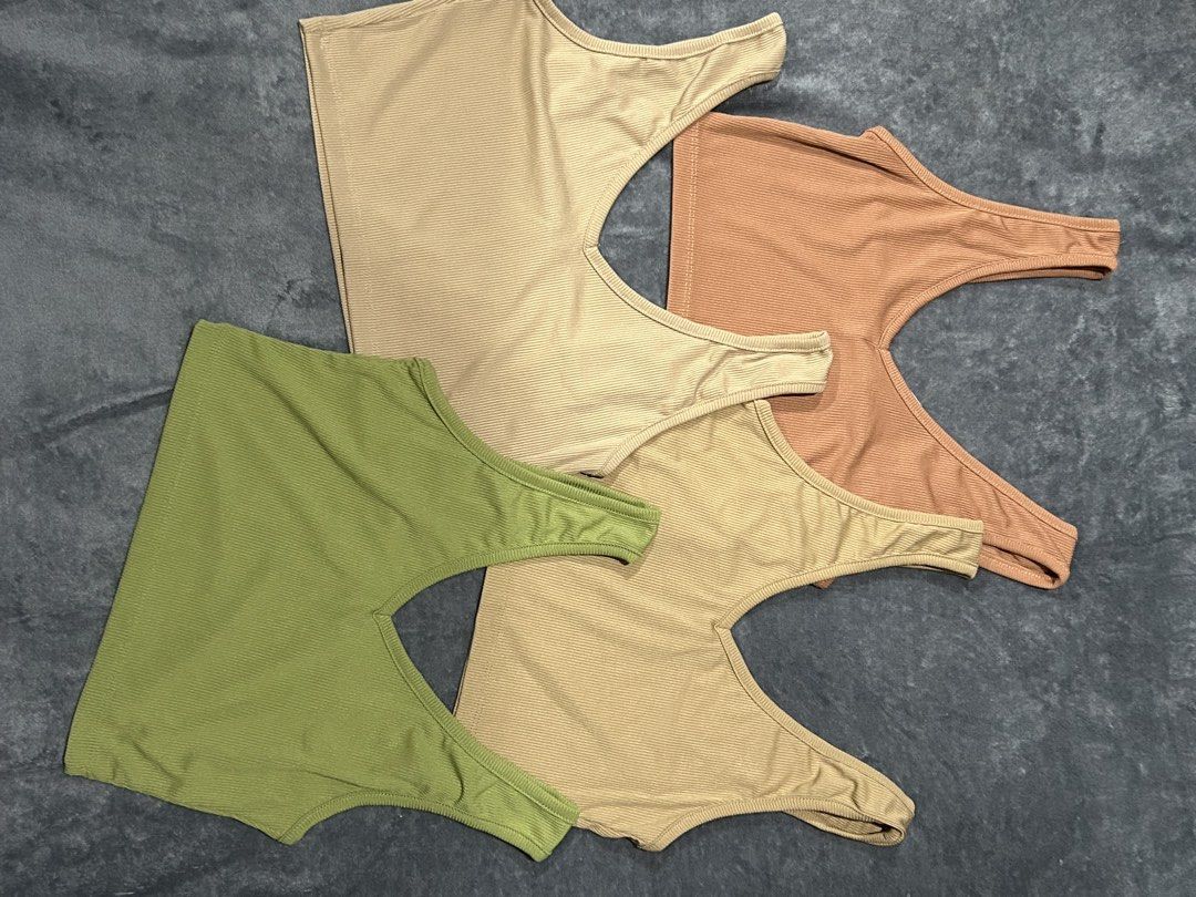 Zara Ribbed Cropped Tops (Category: Sleeveless) located in Quezon City. Submitted by bunnyrack.co (Listing ID 1464949307, Image 2). Description: 📍Commonwealth, QC shipping via JNT or Lalamove .