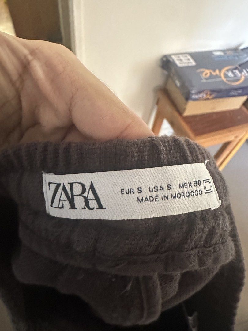 Zara Slim fit Trousers (Category: Trousers) located in Santa Rosa. Submitted by jeloboi (Listing ID 1464825500, Image 3). Description: Issues: Stains (You can check it in the slides) (I think also that its washable naman po natambak lang po talaga kasi) Used Once only Bought for ₱4,000 Measurements: Waist: 27-31 Length: 39.5 in Leg Opening: 7 in.