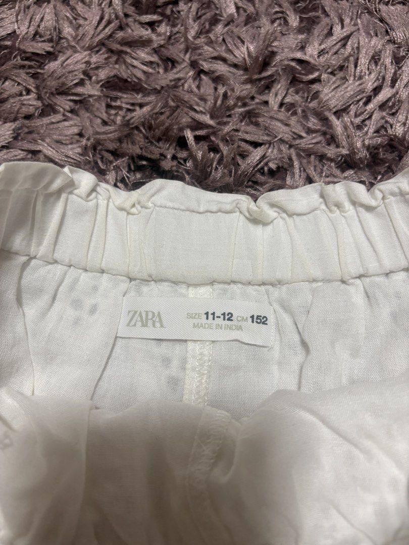 Zara White Eyelet Skirt (Category: Skirts) located in Quezon City. Submitted by jjccly (Listing ID 1464902371, Image 3). Description: size 11-12 on tag (best fit 25-26 waist) has inner shorts! no flaws/issues so hard to let go of this! last pic ww (i’m 5’2, 26w for reference).