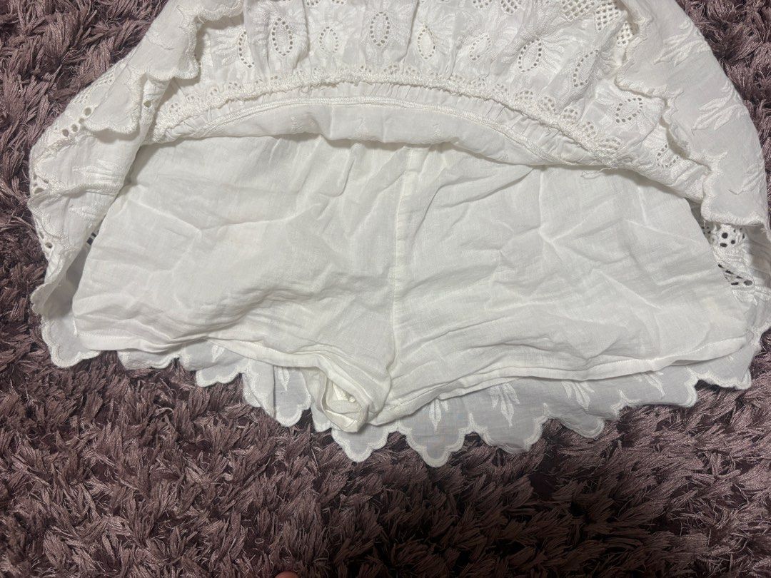 Zara White Eyelet Skirt (Category: Skirts) located in Quezon City. Submitted by jjccly (Listing ID 1464902371, Image 2). Description: size 11-12 on tag (best fit 25-26 waist) has inner shorts! no flaws/issues so hard to let go of this! last pic ww (i’m 5’2, 26w for reference).