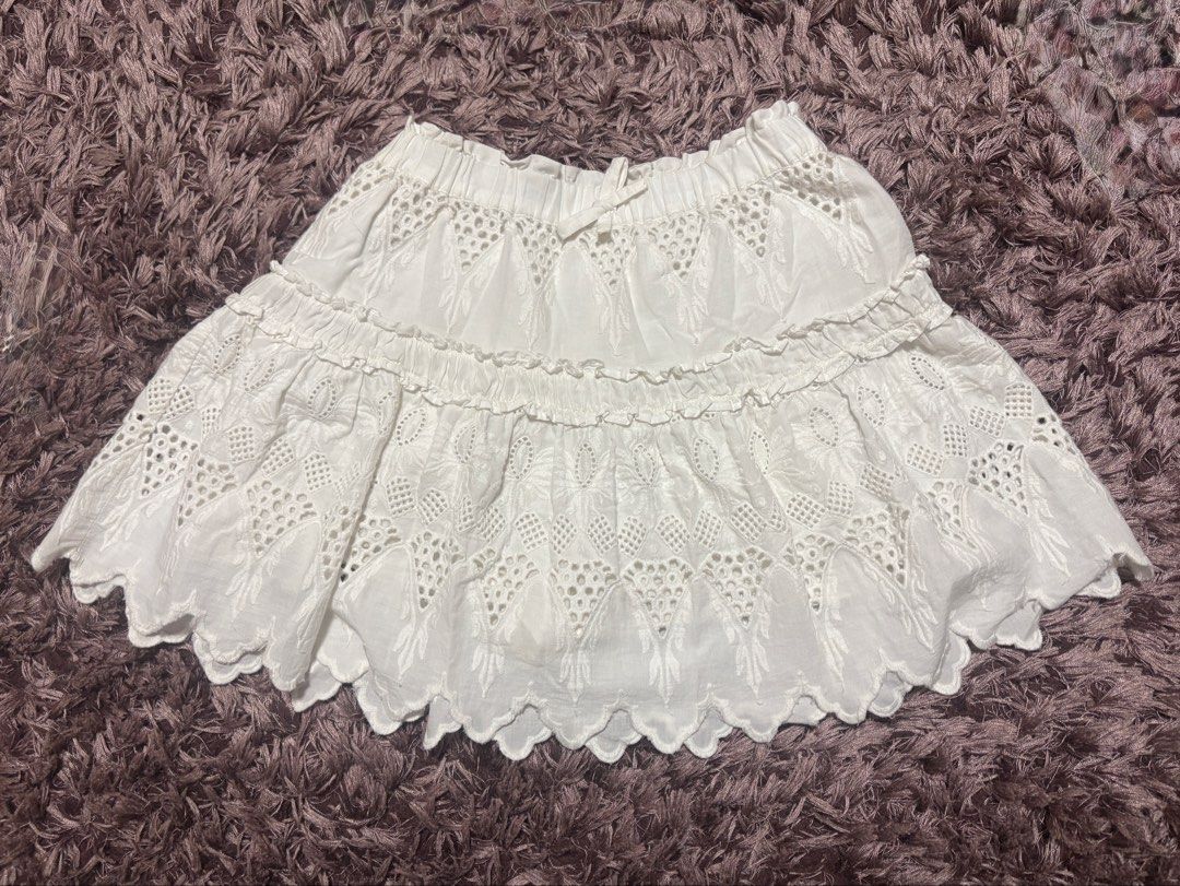 Zara White Eyelet Skirt (Category: Skirts) located in Quezon City. Submitted by jjccly (Listing ID 1464902371, Image 1). Description: size 11-12 on tag (best fit 25-26 waist) has inner shorts! no flaws/issues so hard to let go of this! last pic ww (i’m 5’2, 26w for reference).