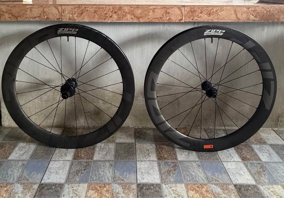 Zipp 404 Firecrest Wheelset (Category: Bicycles) located in Victorias. Submitted by cmdebuque (Listing ID 1464803791, Image 1). Description: 700c Hookless/Tubeless Rim Depth: 58mm Front and Rear Hub: ZR1 Drive Body: Shimano Total Weight: 1559g.