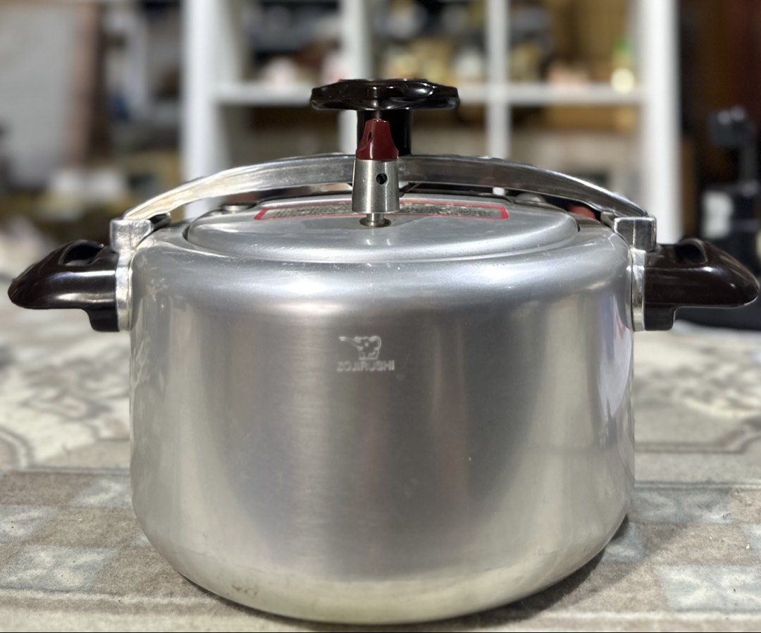 ZOJIRUSHI 8L Pressure cooker (Category: Cookware & Accessories) located in Batangas. Submitted by rnd_collectibles08 (Listing ID 1464837885, Image 1). Description: like new… wala nalang box but complete accessories.