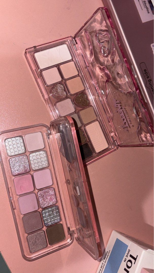 200 Veecci (Category: Makeup) located in Manila. Submitted by chloerbls (Listing ID 1459403838, Image 3). Description: check the picture for price please🥹 take all for 700.
