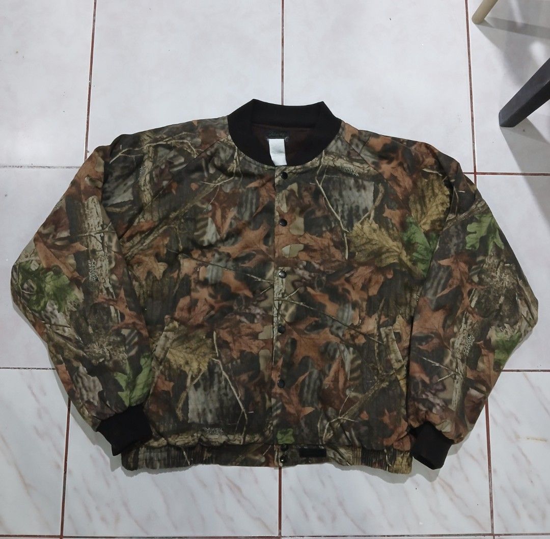 Advantage Timber Camo Bomber Jacket 2XL (Category: Coats, Jackets and Outerwear) located in Taguig. Submitted by thriftnilhan (Listing ID 1459390077, Image 1). Description: - Classic camouflage bomber jacket - Features Advantage Timber pattern - Ribbed collar, cuffs, and hem for a snug fit - Easy snap button closure - Ideal for outdoor adventures or everyday casual wear - Size: 2XL.