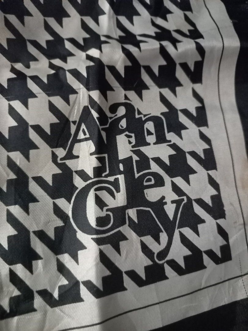 A&F Grey Houndstooth Scarf (Category: Scarves) located in Manila. Submitted by crustynico23 (Listing ID 1459315931, Image 2). Description: - Classic houndstooth pattern scarf - Black and white design - Features A&F Grey logo - Nice size for versatile styling - Adds a touch of pattern to your outfit.
