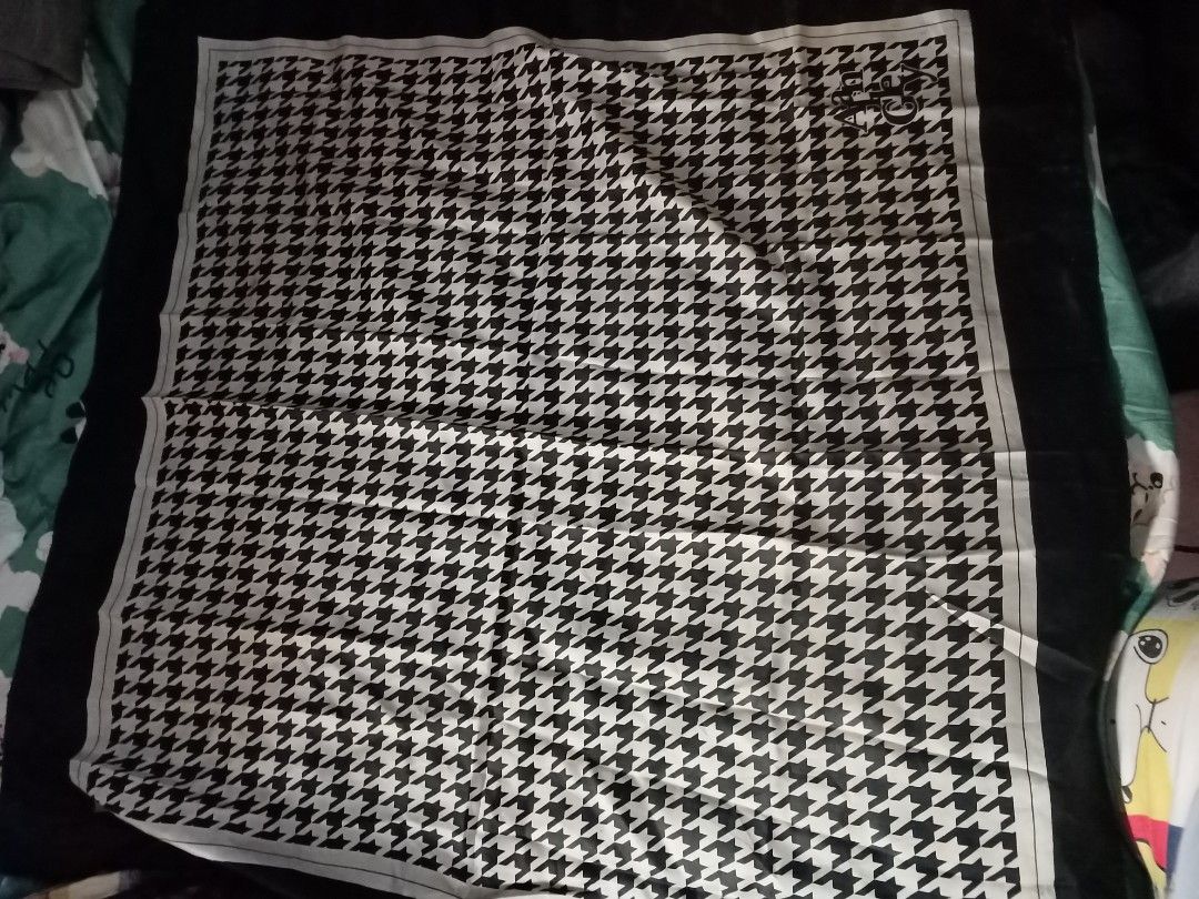 A&F Grey Houndstooth Scarf (Category: Scarves) located in Manila. Submitted by crustynico23 (Listing ID 1459315931, Image 1). Description: - Classic houndstooth pattern scarf - Black and white design - Features A&F Grey logo - Nice size for versatile styling - Adds a touch of pattern to your outfit.