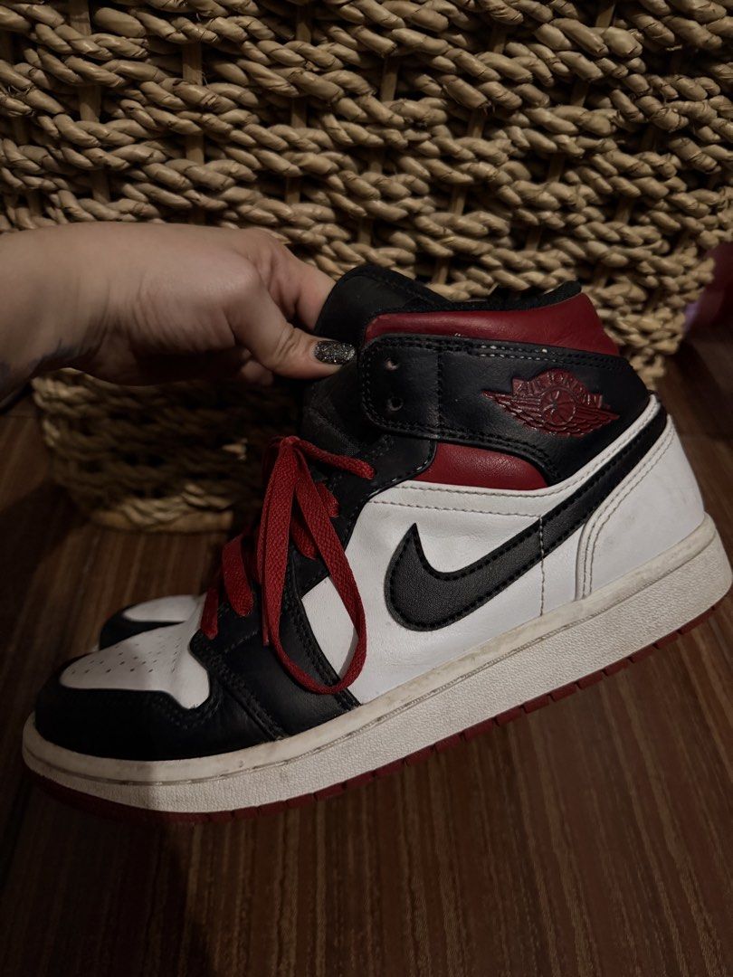 Air Jordan 1 Mid Gym Red (Category: Sneakers) located in Bacoor. Submitted by paxdx (Listing ID 1459412609, Image 2). Description: US: 7 (Men’s / Unisex sizing) UK: 6 EUR: 40 cm: 25 *Needs cleaning.