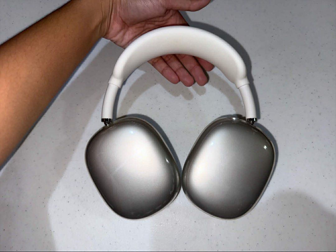 AirPods Max (Category: Headphones & Headsets) located in Manila. Submitted by laofroilan64643 (Listing ID 1459316326, Image 1). Description: was only used 5 times.