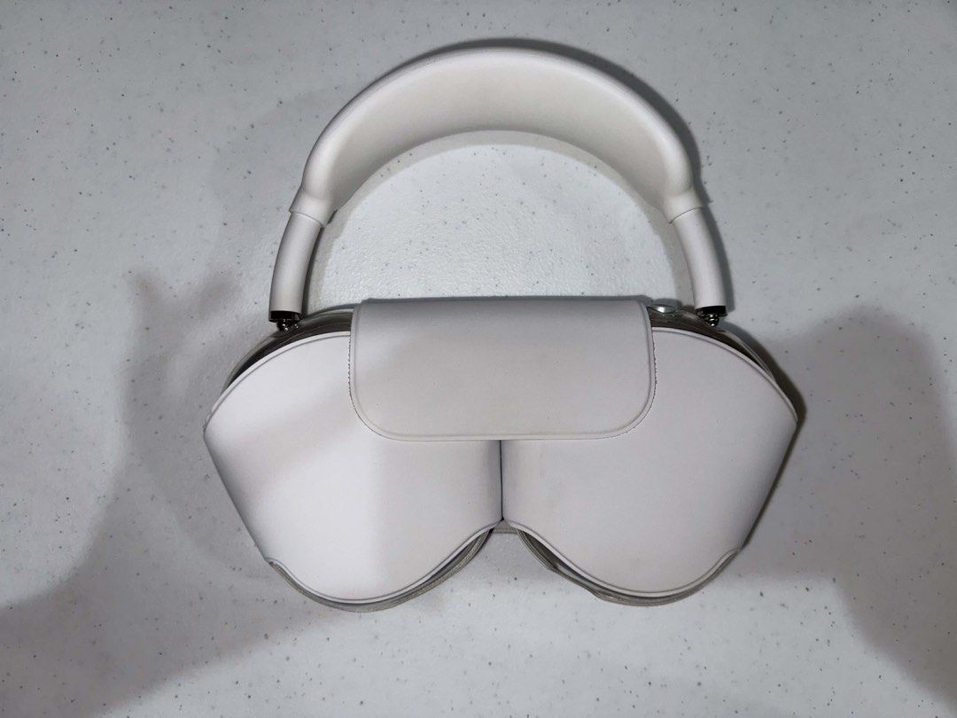 AirPods Max (Category: Headphones & Headsets) located in Manila. Submitted by laofroilan64643 (Listing ID 1459316326, Image 2). Description: was only used 5 times.