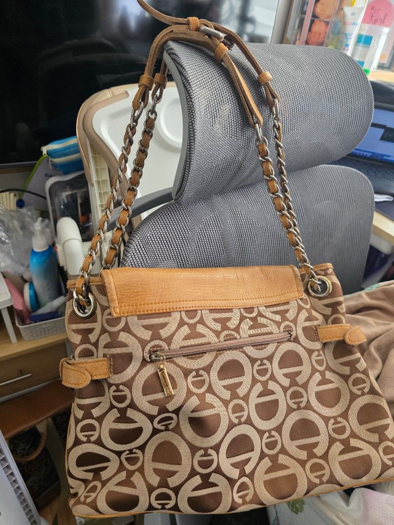 ALPACHINO CHAIN SLING CONVERTIBLE BAG (Category: Shoulder Bags) located in Manila. Submitted by yammm23 (Listing ID 1459318878, Image 3). Description: Alpachino Chain Sling Convertible Bag Logo design with genuine leather edges No major flaws but have sign of usage especially sa leather. Have rubs and slight fadings. Size (inches):14×9.5x3in What you see in the picture is what you get. Loc. Las Piñas City.