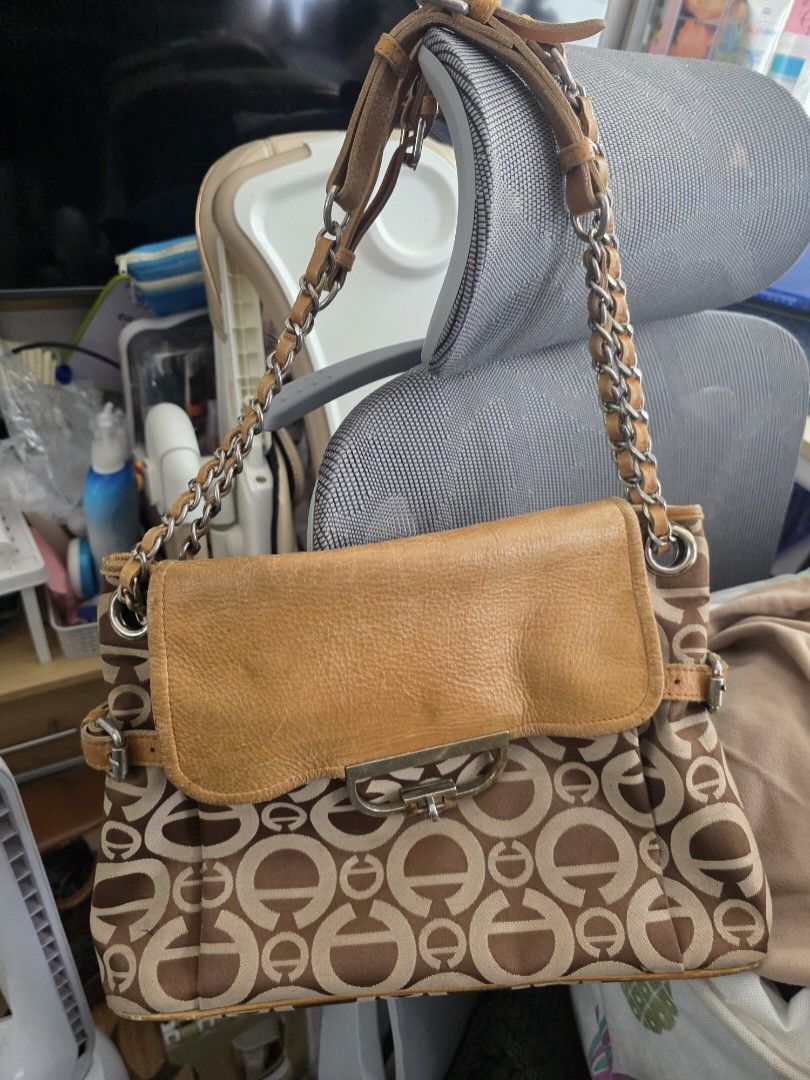 ALPACHINO CHAIN SLING CONVERTIBLE BAG (Category: Shoulder Bags) located in Manila. Submitted by yammm23 (Listing ID 1459318878, Image 2). Description: Alpachino Chain Sling Convertible Bag Logo design with genuine leather edges No major flaws but have sign of usage especially sa leather. Have rubs and slight fadings. Size (inches):14×9.5x3in What you see in the picture is what you get. Loc. Las Piñas City.