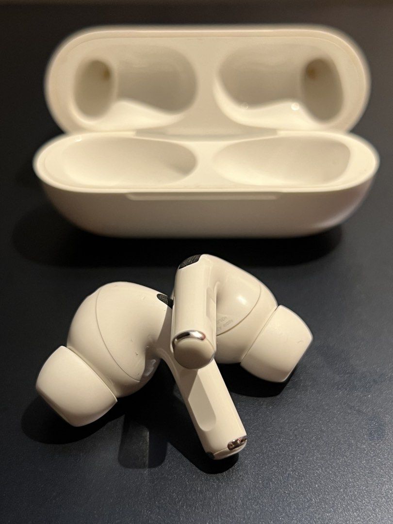 Apple AirPods Pro (2nd generation) (Category: Earphones) located in Calamba. Submitted by charlesdl (Listing ID 1459456961, Image 3). Description: Apple AirPods 2 for sale with box and receipt (NOT A PREMIUM COPY) Test all you want upon meeting and you can back out if it’s a fake. RFS: Upgrading to airpods max Open for swap to apple watch.