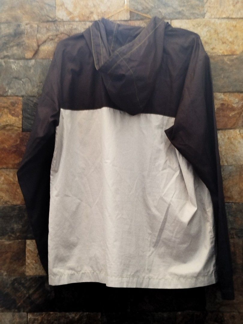 Asics Windbreaker Hooded Jacket (Category: Coats, Jackets and Outerwear) located in Manila. Submitted by asiongmx (Listing ID 1459342288, Image 3). Description: FOR SALE ❗❗❗ Asics Windbreaker Size : Medium- Large Excellent Condition 101% Original Quezon City Decluttering.