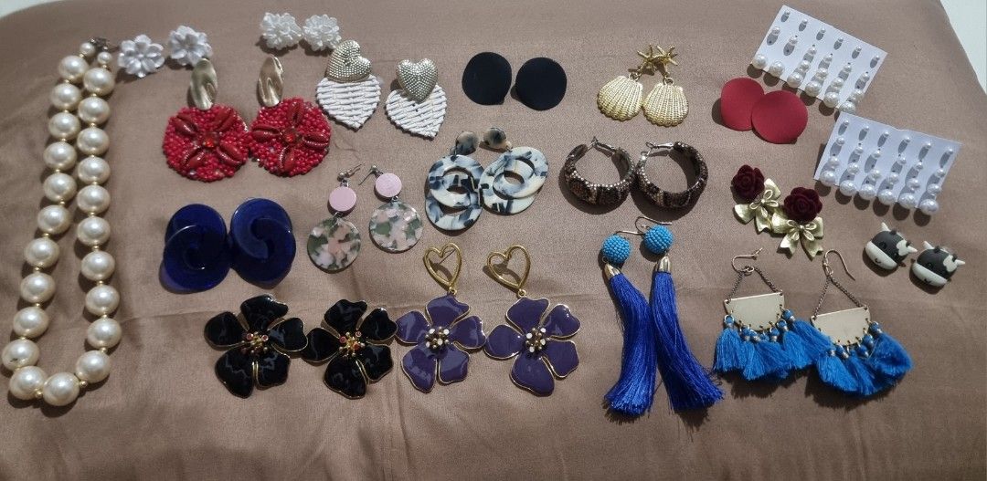 Assorted Earrings and 12-Grid Clear Organizer Box (Category: Earrings) located in Diffun. Submitted by declutteredbyJill (Listing ID 1459427669, Image 1). Description: - Bundle includes a variety of earrings: pearl necklaces, statement earrings, tassel earrings, and more. - Comes with a clear 12-grid organizer box. - Organizer box dimensions: 18cm x 10cm x 15.5cm. - Ideal for storing jewelry and small accessories..
