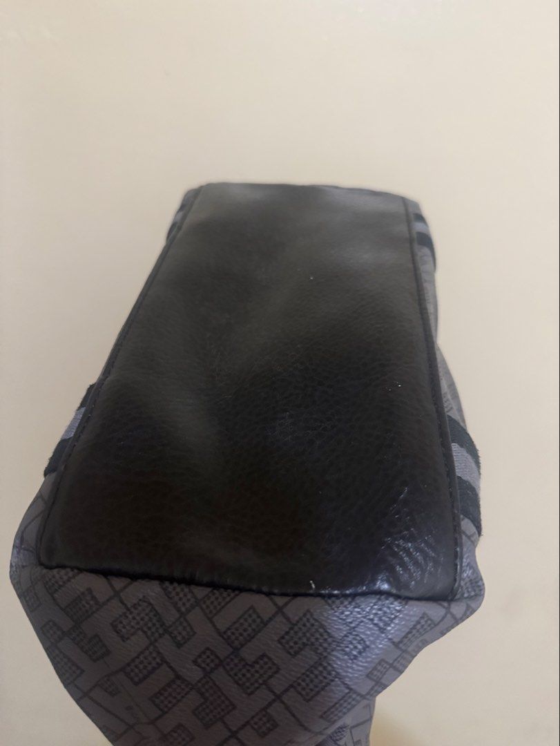 AUTHENTIC Vintage Bag-TOMMY HILFIGER Classics Black/Grey Leather (Category: Luxury Bags & Wallets) located in Angeles City. Submitted by _hyuckleescart (Listing ID 1459326830, Image 3). Description: authentic from the 90s! used but not abused! 9.5/10 condition price is already repriced from ₱4500 can transact through personal fb! loc: angeles, pampanga.