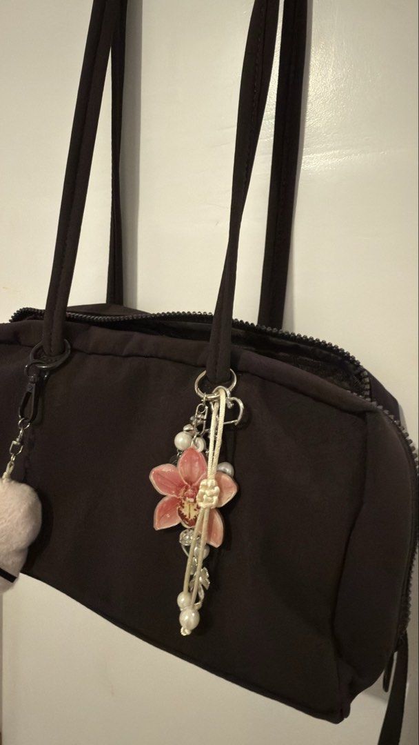 BAGGU Chocolate Plum Bowler Bag Regular (Category: Shoulder Bags) located in Valencia. Submitted by vraorng (Listing ID 1459459188, Image 2). Description: Rfs: too many bags Guaranteed original Used only twice No issues.
