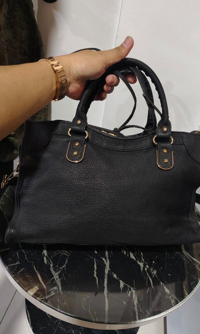 Balenciaga classic 😍 (Category: Cross-body Bags) located in Andop. Submitted by dailyluxxurybrands (Listing ID 1459389051, Image 3). Description: coded balenciaga classic city in good condition missing mirror.