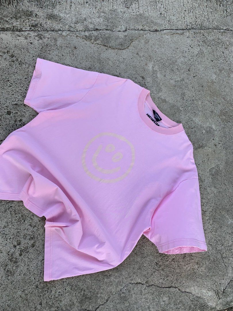 BALENCIAGA SMILEY GLOW IN THE DARK TEE(authentic) (Category: Tshirts & Polo Shirts ) located in Kalibo. Submitted by thriftyfinds09 (Listing ID 1459444074, Image 2). Description: BALENCIAGA SMILEY GLOW IN THE DARK TEE(authentic) Excellent condition Size M 23.5width 29 length Need wash Issue: minimal yellow stain(unnoticeable) Color rate:9.5/10 .