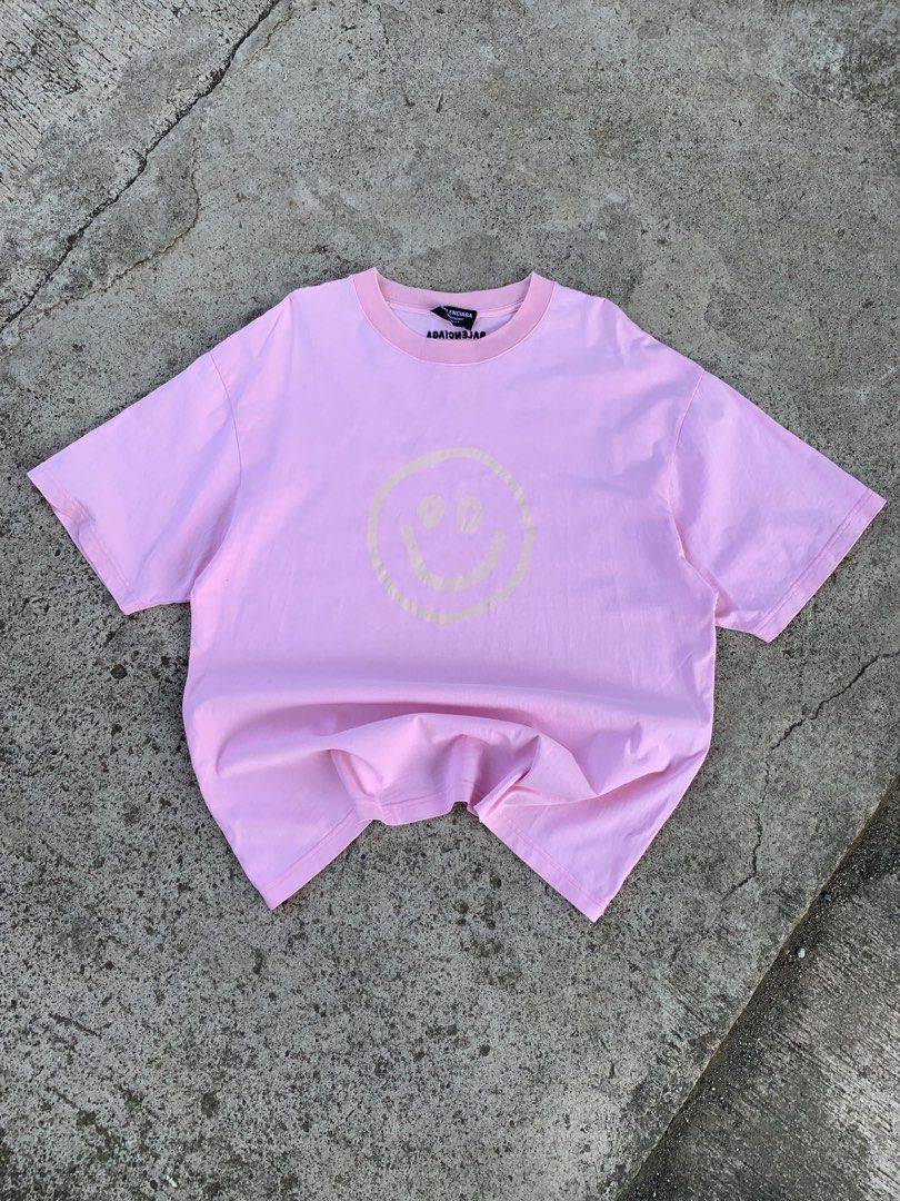 BALENCIAGA SMILEY GLOW IN THE DARK TEE(authentic) (Category: Tshirts & Polo Shirts ) located in Kalibo. Submitted by thriftyfinds09 (Listing ID 1459444074, Image 1). Description: BALENCIAGA SMILEY GLOW IN THE DARK TEE(authentic) Excellent condition Size M 23.5width 29 length Need wash Issue: minimal yellow stain(unnoticeable) Color rate:9.5/10 .