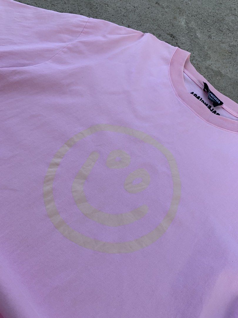 BALENCIAGA SMILEY GLOW IN THE DARK TEE(authentic) (Category: Tshirts & Polo Shirts ) located in Kalibo. Submitted by thriftyfinds09 (Listing ID 1459444074, Image 3). Description: BALENCIAGA SMILEY GLOW IN THE DARK TEE(authentic) Excellent condition Size M 23.5width 29 length Need wash Issue: minimal yellow stain(unnoticeable) Color rate:9.5/10 .