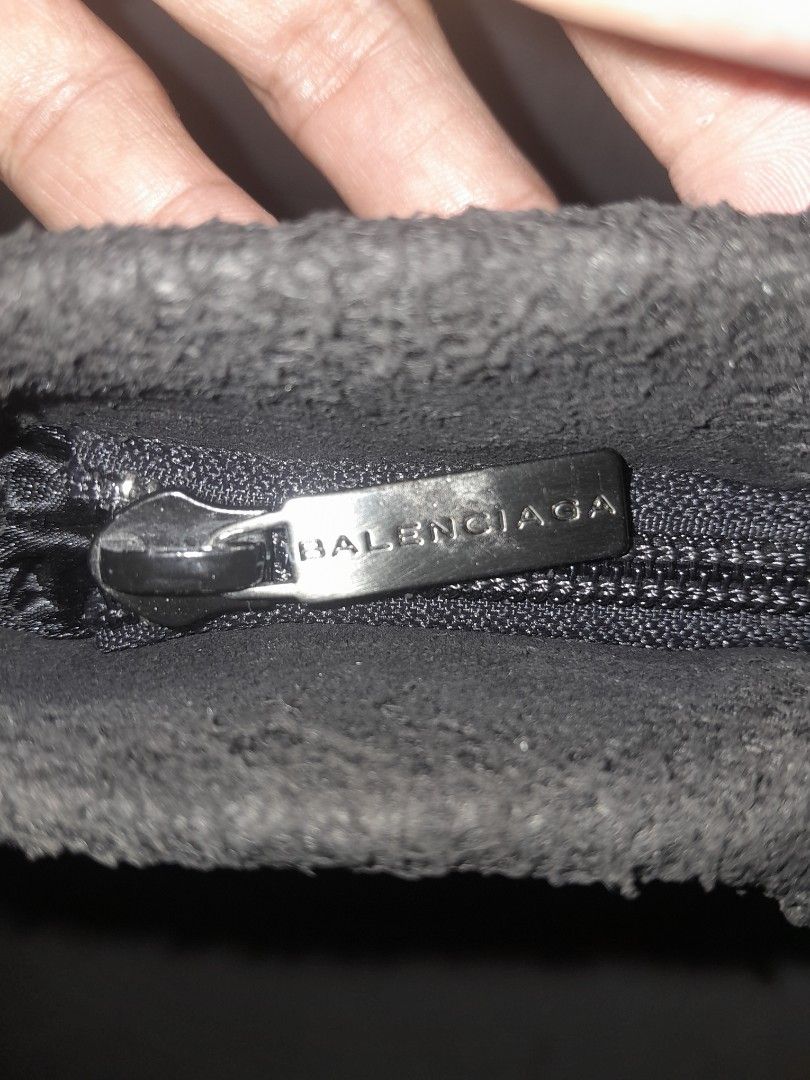 balenciaga tote bag (Category: Luxury Bags & Wallets) located in Alburquerque. Submitted by zkethrifter (Listing ID 1459406895, Image 2). Description: Verygood condition no major issue dm!.