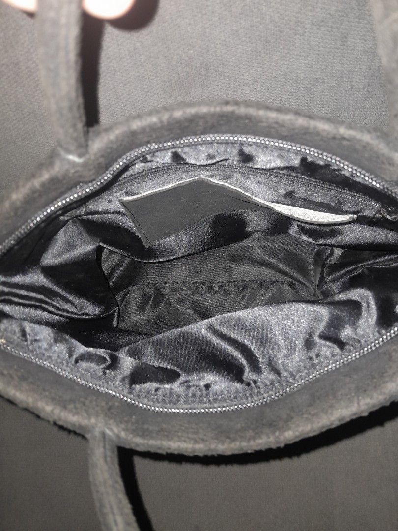 balenciaga tote bag (Category: Luxury Bags & Wallets) located in Alburquerque. Submitted by zkethrifter (Listing ID 1459406895, Image 3). Description: Verygood condition no major issue dm!.