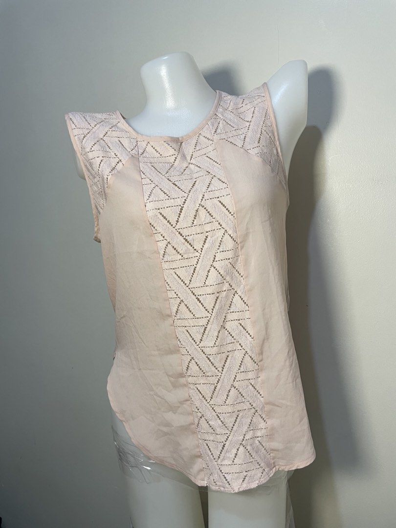 Banana Republic blouse (Category: Blouses) located in Santa Rosa. Submitted by thevintagesource.ph (Listing ID 1459317073, Image 1). Description: .