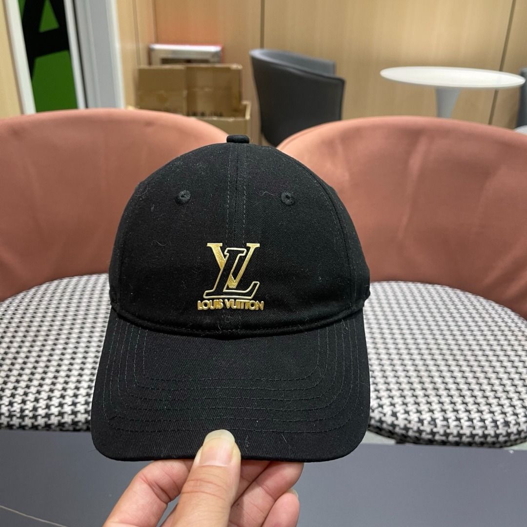 Black Cotton Baseball Cap （分類：棒球帽、帽）位於 Hong Kong。 由 vanessastyle 提交（商品編號 1459346367，圖片 3）。簡介： ✅ One‑size‑fits‑all, adjustable back closure fits different head circumferences ✅ Soft matte cotton twill fabric, classic solid‑color design ✅ Classic curved brim offers practical sun‑shading effect ✅ Glossy metallic gold 3D logo together with lettering as front highlight decoration ✅ Perfect for daily commuting, outdoor sports and all‑match casual outfi