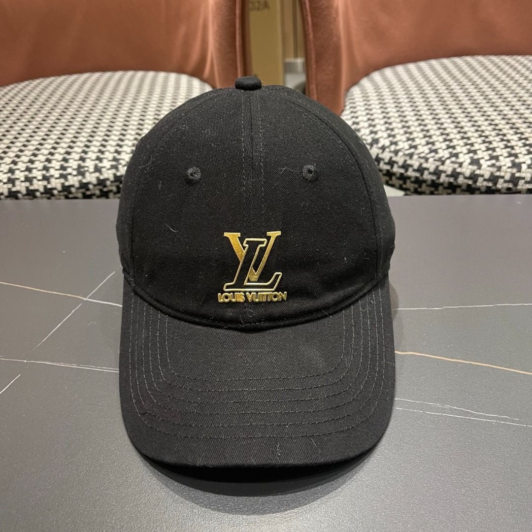 Black Cotton Baseball Cap （分類：棒球帽、帽）位於 Hong Kong。 由 vanessastyle 提交（商品編號 1459346367，圖片 2）。簡介： ✅ One‑size‑fits‑all, adjustable back closure fits different head circumferences ✅ Soft matte cotton twill fabric, classic solid‑color design ✅ Classic curved brim offers practical sun‑shading effect ✅ Glossy metallic gold 3D logo together with lettering as front highlight decoration ✅ Perfect for daily commuting, outdoor sports and all‑match casual outfi