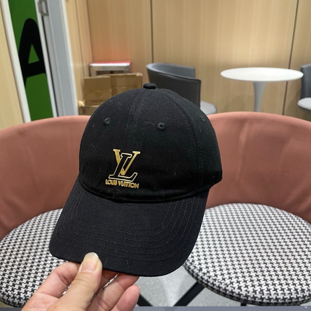 Black Cotton Baseball Cap （分類：棒球帽、帽）位於 Hong Kong。 由 vanessastyle 提交（商品編號 1459346367，圖片 1）。簡介： ✅ One‑size‑fits‑all, adjustable back closure fits different head circumferences ✅ Soft matte cotton twill fabric, classic solid‑color design ✅ Classic curved brim offers practical sun‑shading effect ✅ Glossy metallic gold 3D logo together with lettering as front highlight decoration ✅ Perfect for daily commuting, outdoor sports and all‑match casual outfi