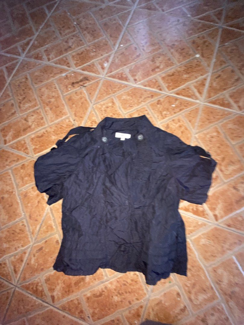 Black cropped short-sleeve utility jacket (Category: Coats, Jackets and Outerwear) located in Manila. Submitted by bravecloud.304b93 (Listing ID 1459490506, Image 2). Description: .