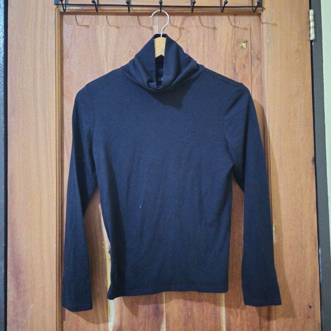 Black Long Sleeve Turtleneck (Category: Longsleeves) located in Tagaytay City. Submitted by jesssipreloved (Listing ID 1459337356, Image 2). Description: - Brand: RULE - Color: Black - Fits XS-S - Style: Long sleeve turtleneck - Fabric: Soft and comfortable - Versatility: Great for layering or wearing on its own - Styling: Easily pairs with jeans or skirts DM for measurements and other info 😊.