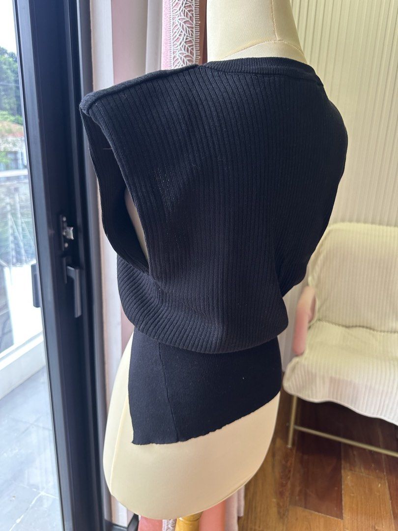 Black Ribbed Sleeveless Top with Asymmetrical Hem (Category: Sleeveless) located in Manila. Submitted by liangeanph (Listing ID 1459377059, Image 3). Description: ribbed material.