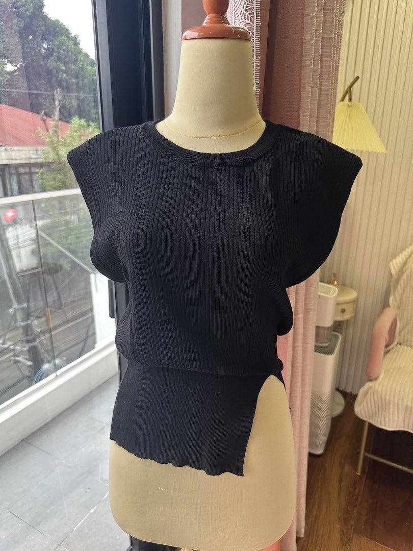 Black Ribbed Sleeveless Top with Asymmetrical Hem (Category: Sleeveless) located in Manila. Submitted by liangeanph (Listing ID 1459377059, Image 1). Description: ribbed material.