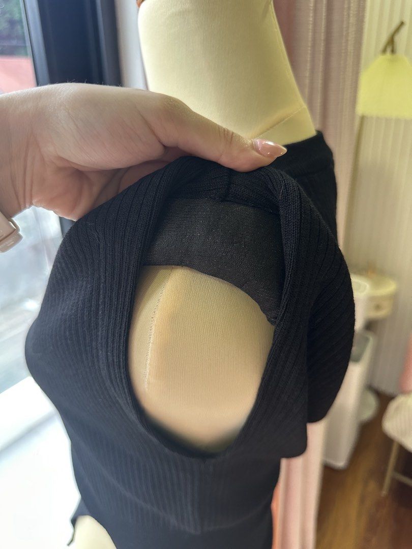 Black Ribbed Sleeveless Top with Asymmetrical Hem (Category: Sleeveless) located in Manila. Submitted by liangeanph (Listing ID 1459377059, Image 2). Description: ribbed material.
