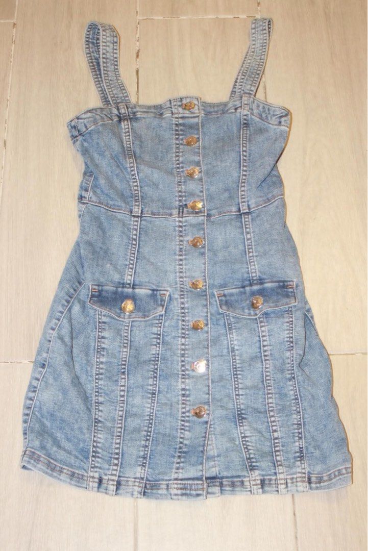 Blue Denim Button-Up Pinafore Dress with Pockets (Category: Dresses) located in Manila. Submitted by goldie.lockes (Listing ID 1459400255, Image 2). Description: - Cute blue denim pinafore dress - Button-up front - Two chest pockets - Adjustable straps - Perfect for layering over t-shirts or tops - Ideal for casual outings Price is negotiable Goldie Lockes.