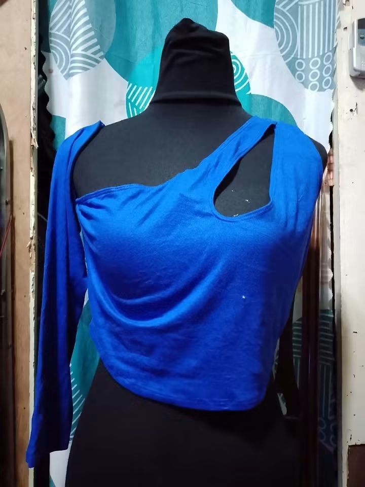 Blue One Shoulder Cut Out Crop Top (Category: Sleeveless) located in Batangas. Submitted by sheenx.09 (Listing ID 1459317027, Image 1). Description: - 2XL on tag (XL to 2xl) - Trendy blue one-shoulder crop top 😃 - Features a stylish front cutout - One long sleeve design - Made from stretchy material for a comfortable fit 😁 - Versatile for night outs or casual styling ♥️.
